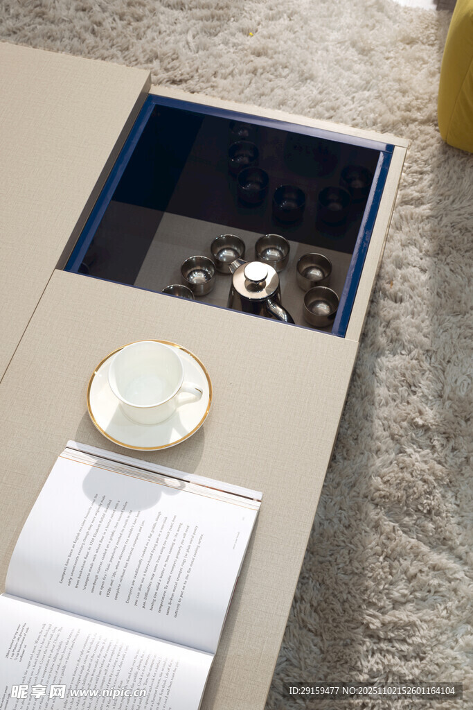 精致桌面布置与休闲物件