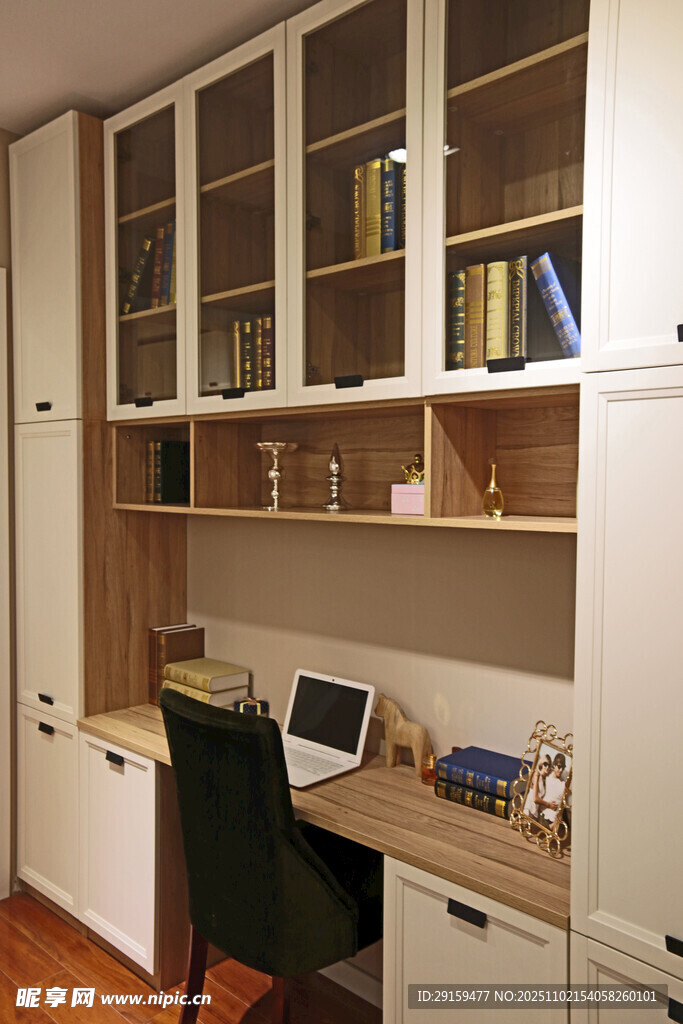 简约风格书房办公区域展示