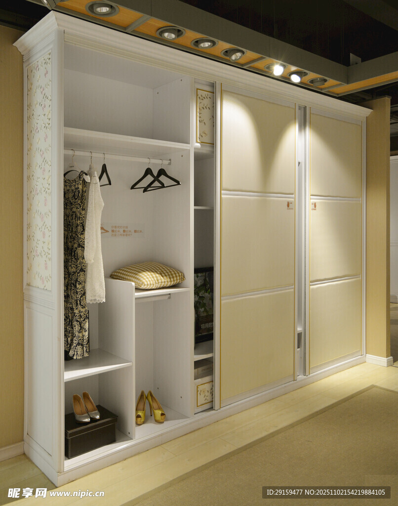 简约现代风格白色衣柜展示