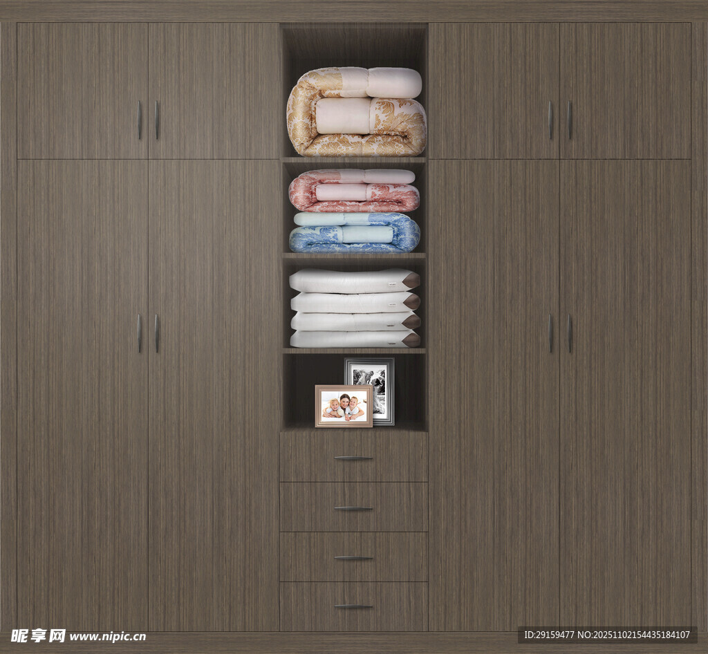 深棕色简约衣柜内部展示