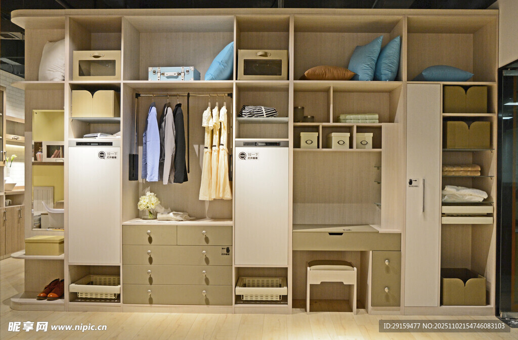 简约现代风格的步入式衣帽间