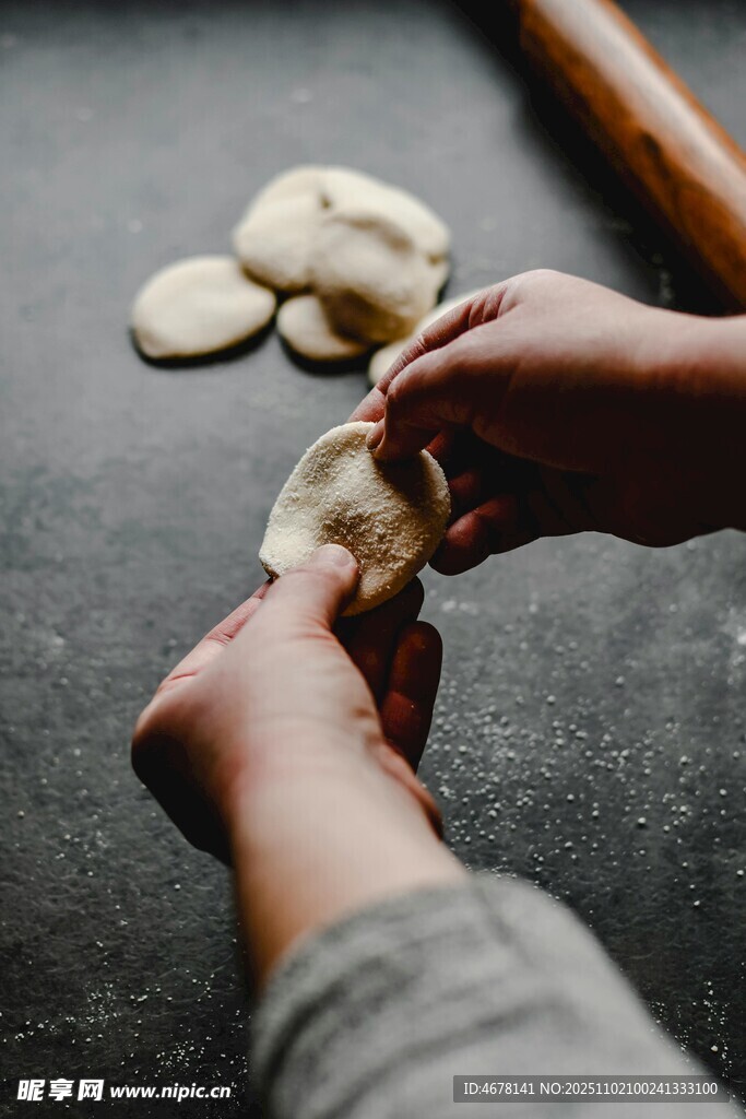 手工揉制面团瞬间