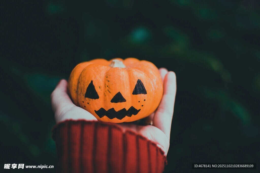 手持南瓜灯的温馨画面