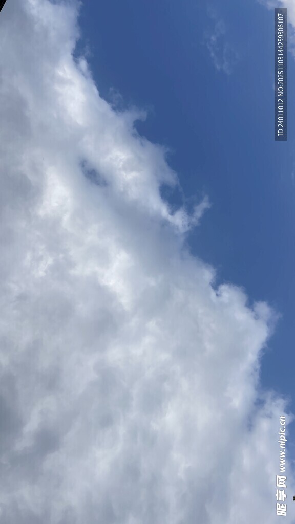 蓝天中的蓬松白云