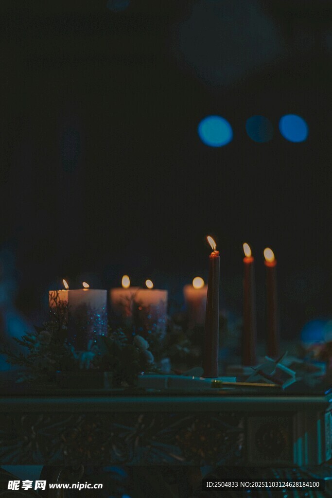 黑暗中点燃的烛光阵列