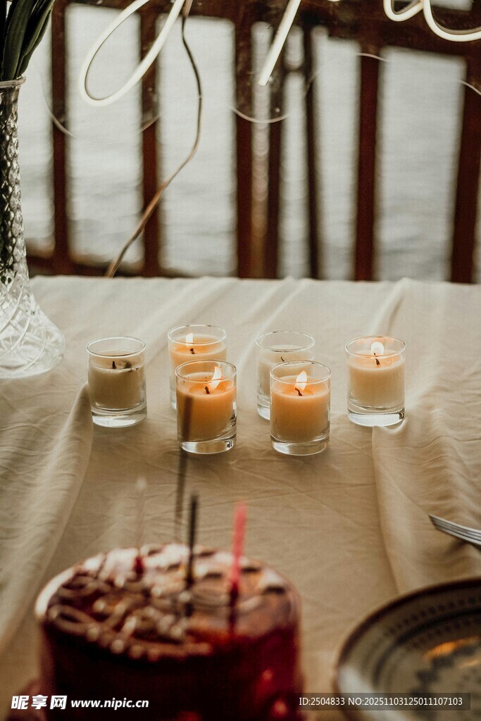 浪漫烛光下的美味蛋糕