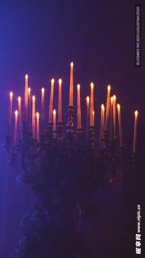 烛光摇曳营造神秘氛围