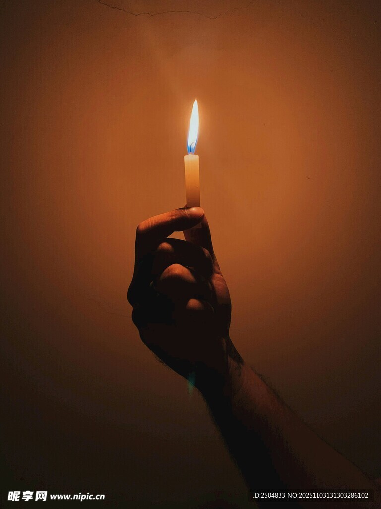 手持蜡烛的黑暗剪影