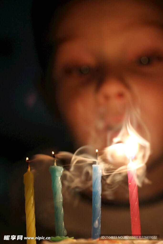 小孩吹生日蜡烛瞬间