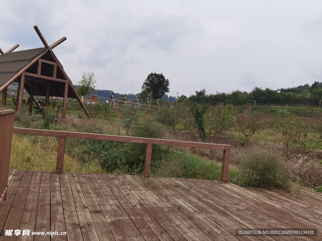 田园风车旁的木质观景台
