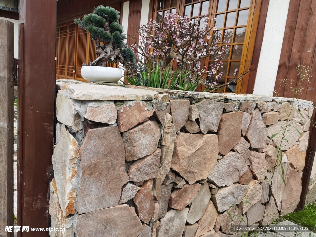 石砌矮墙装点庭院景致