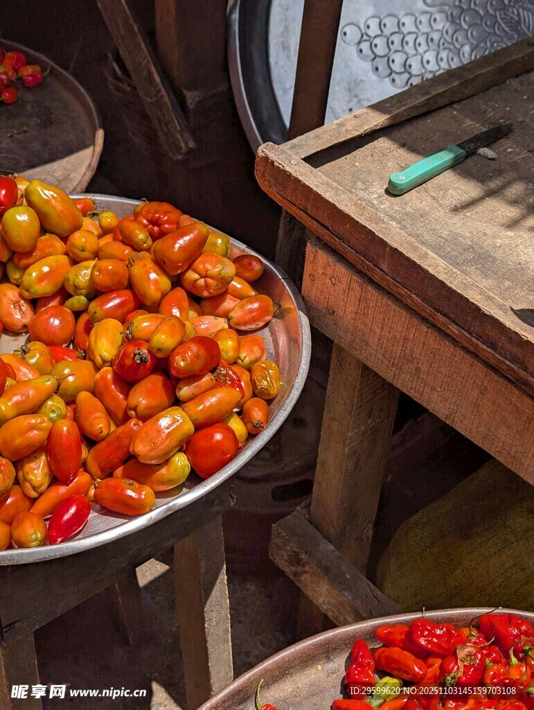 新鲜多彩番茄大盆盛放