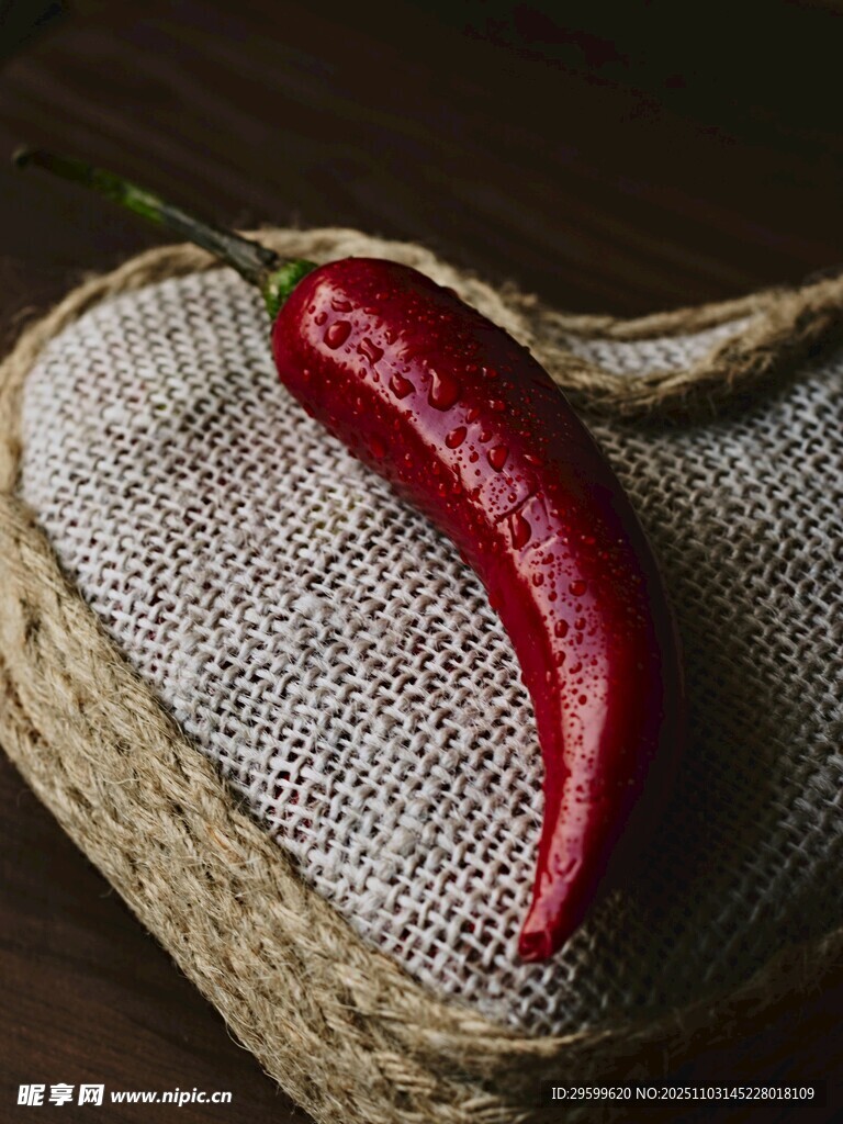 红辣椒置于编织物上