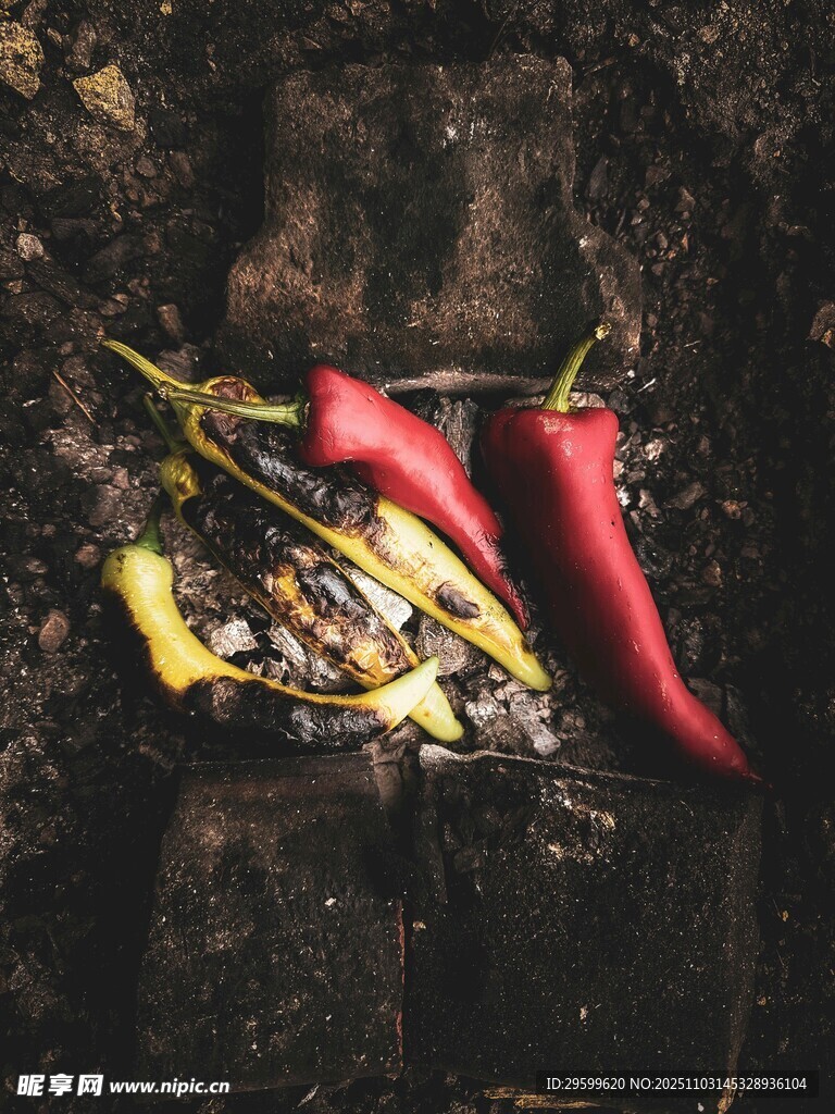 红辣椒与杂物置于粗糙表面