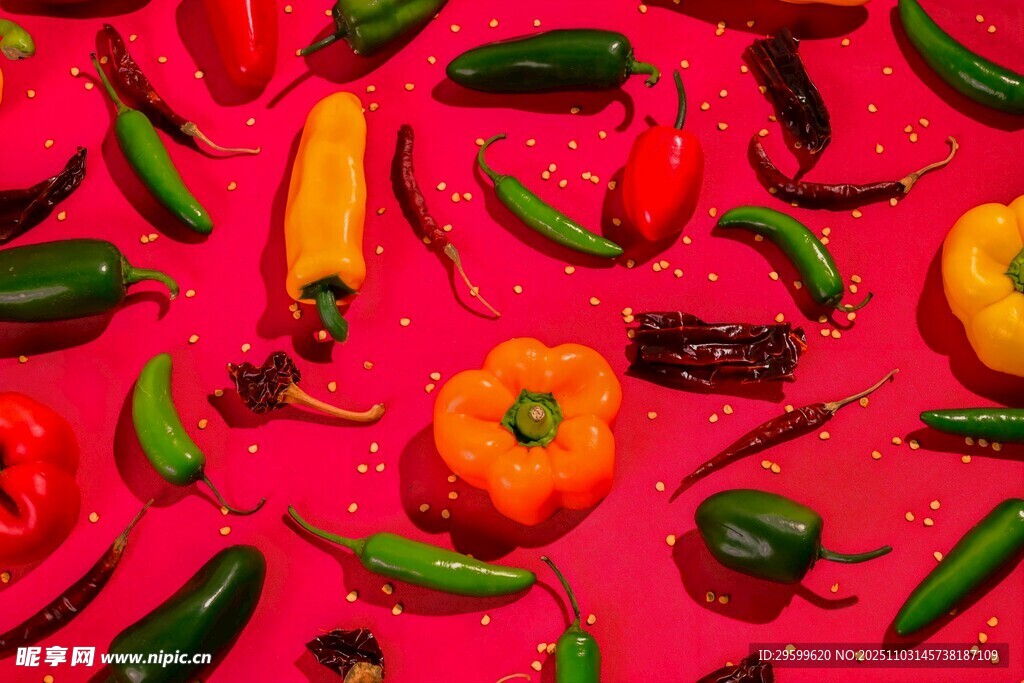 多彩辣椒铺满鲜艳红底