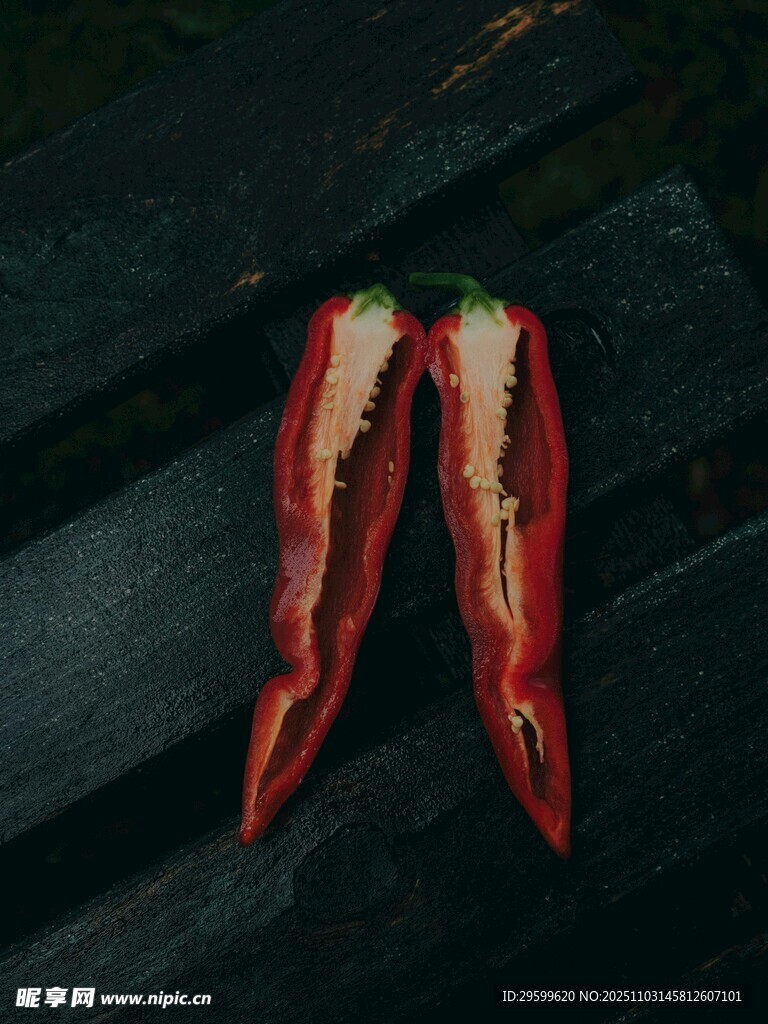 两个切开的鲜红辣椒