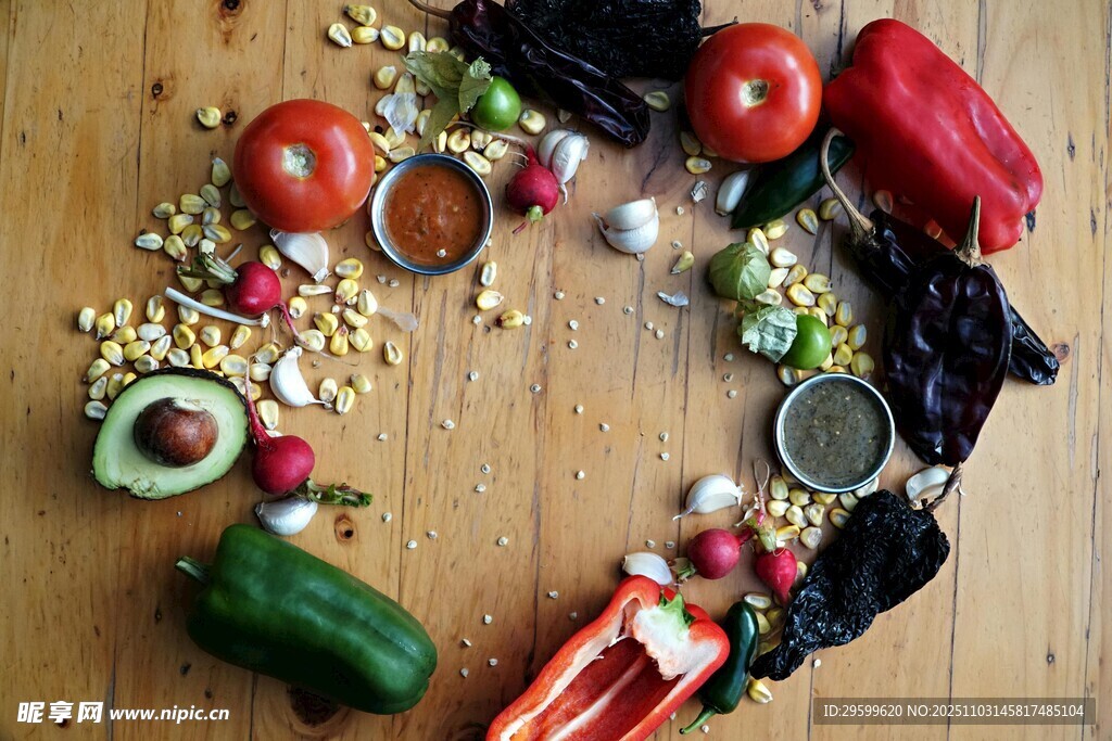 多彩蔬果环绕的创意摆盘