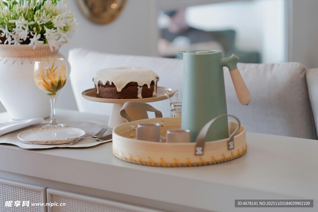 精致餐桌摆件与餐具组合