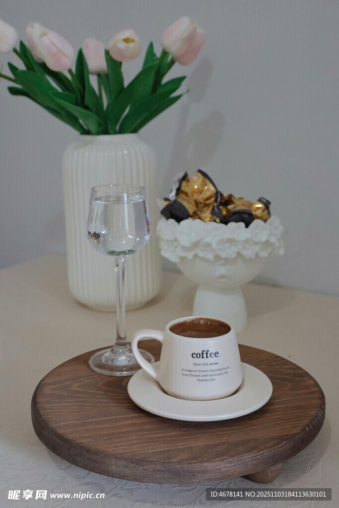 精致咖啡与甜点静物组合