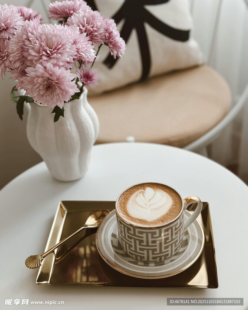 精致咖啡与浪漫花卉摆件