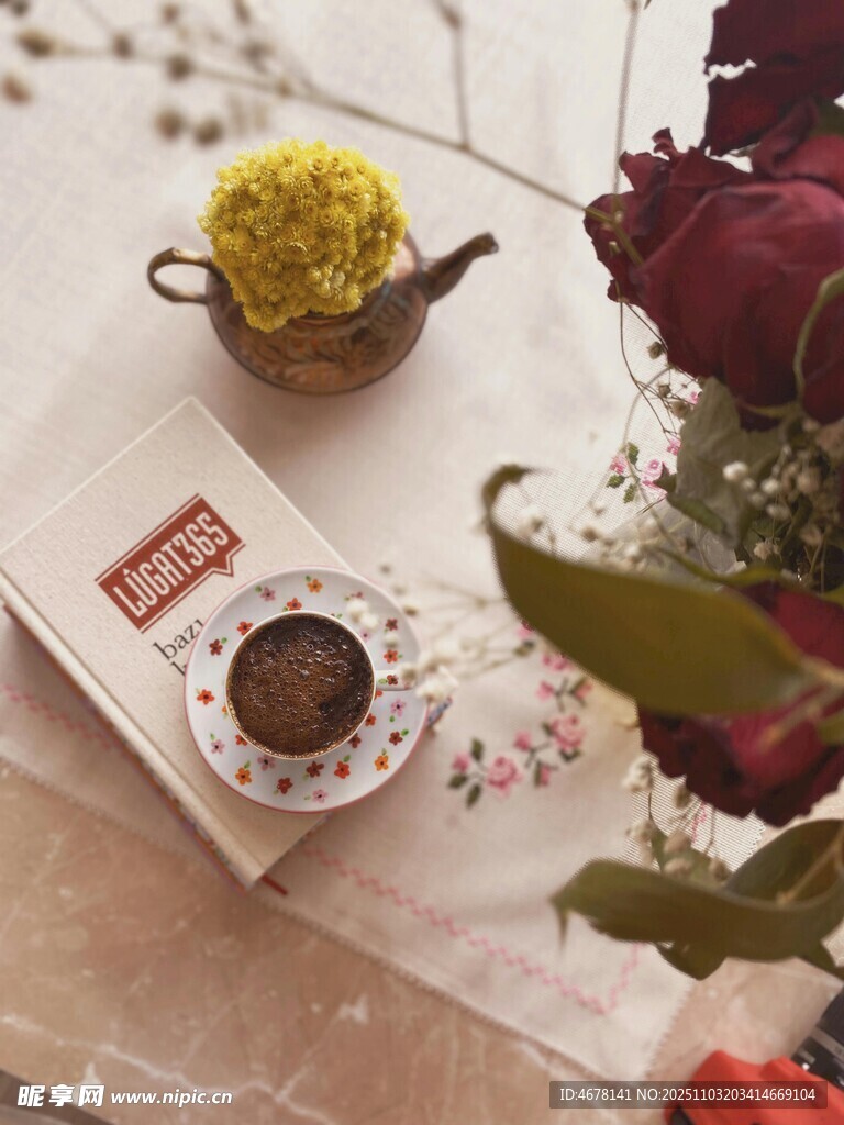 中式茶具与花卉雅致组合