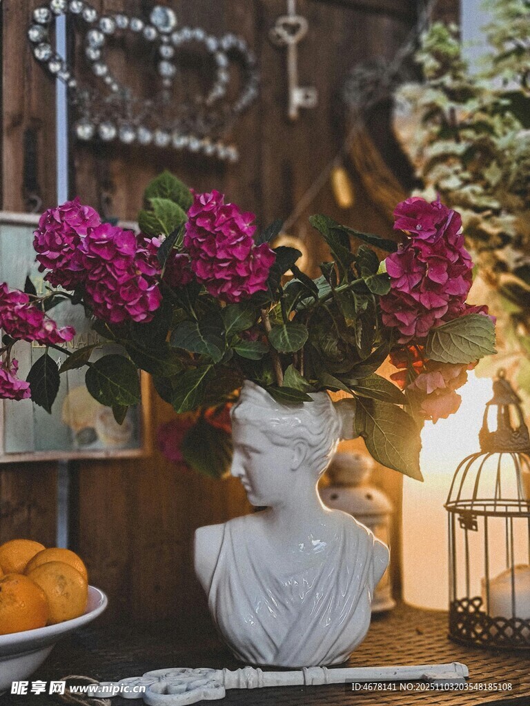 花瓶中的艳丽花卉与摆件