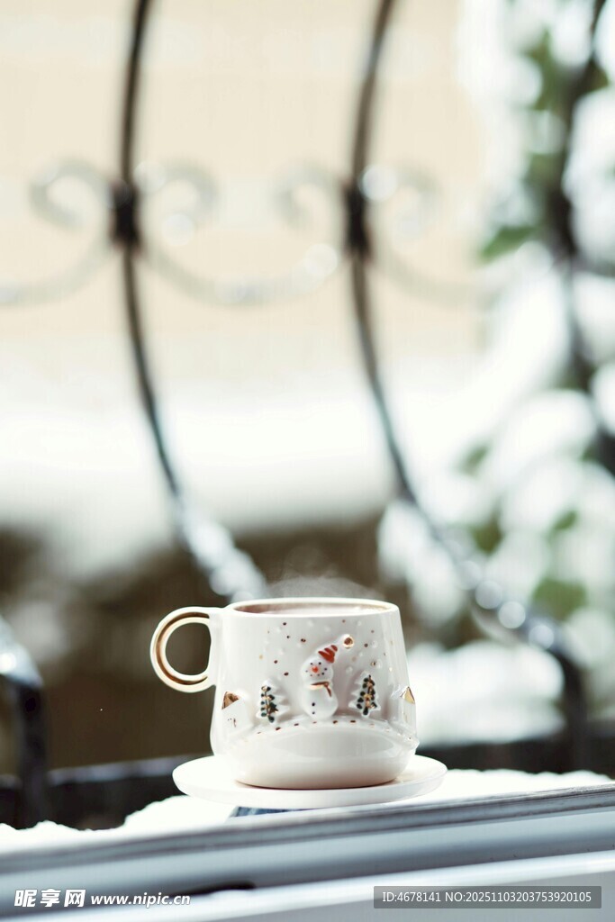 窗边精致花纹咖啡杯