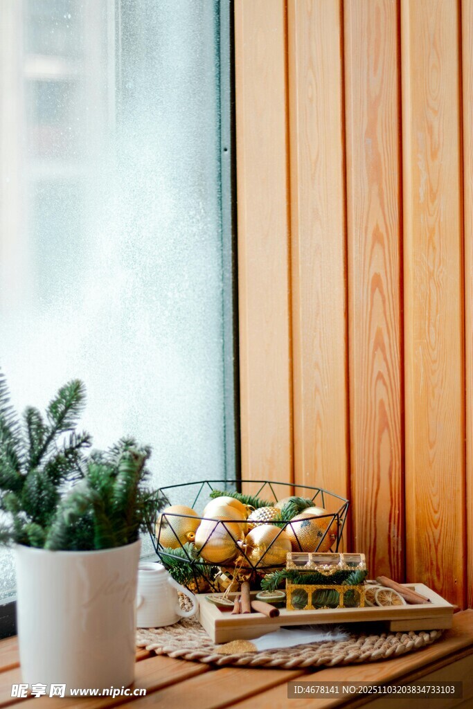 窗边木桌的清新绿植与美食