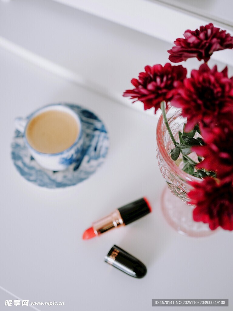 精致美妆与花卉优雅组合