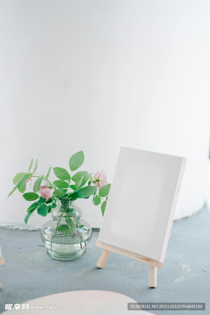 简约静物花瓶与空白画框