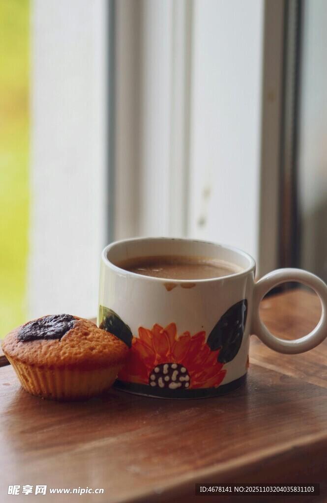 窗边咖啡与小点心