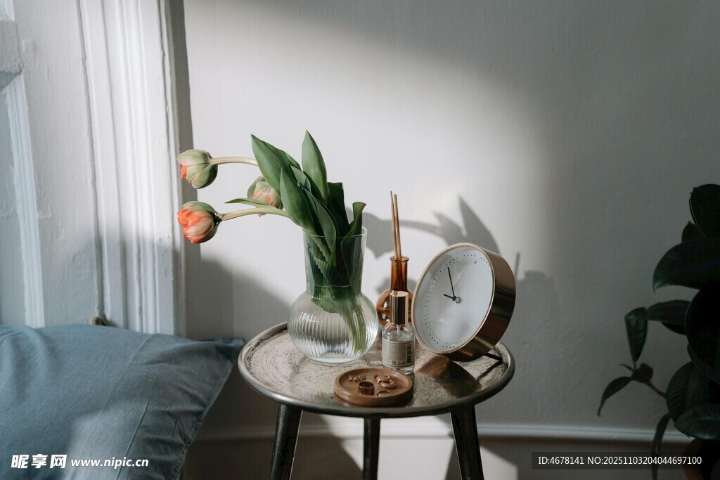 简约室内的精致摆件组合