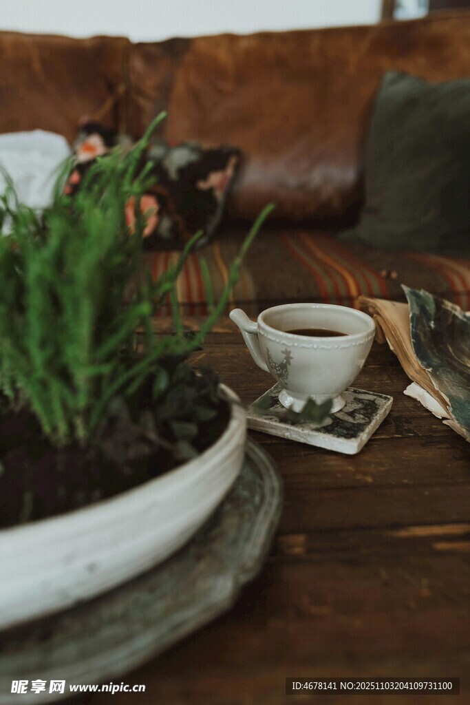 木质桌上的绿植与咖啡杯