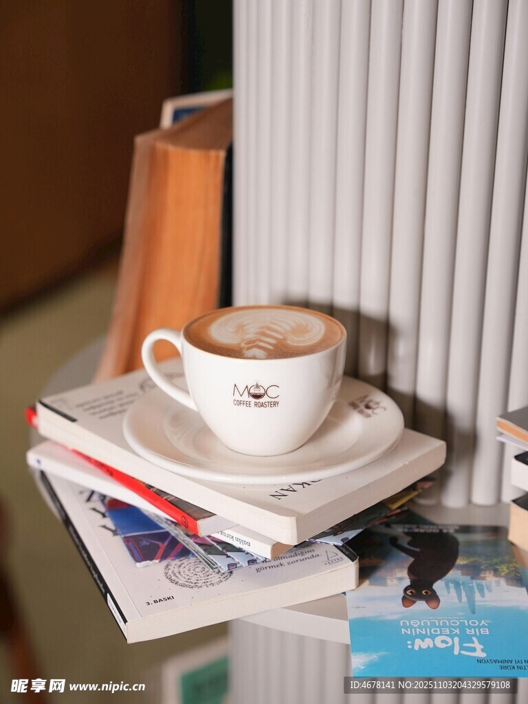 咖啡置于书报上的惬意时光