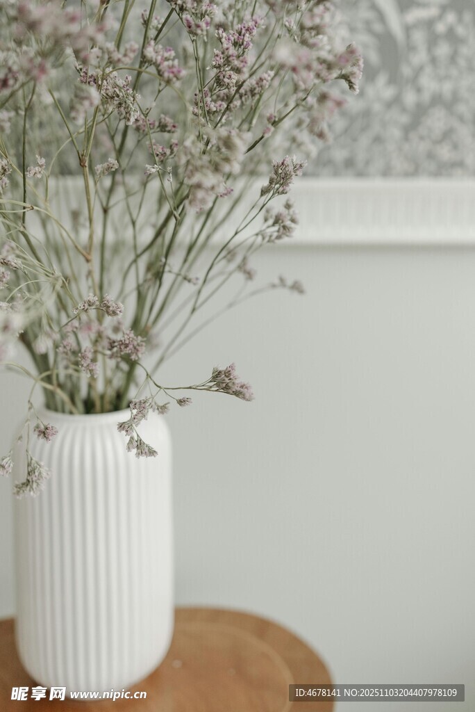 白色花瓶中的干花装饰