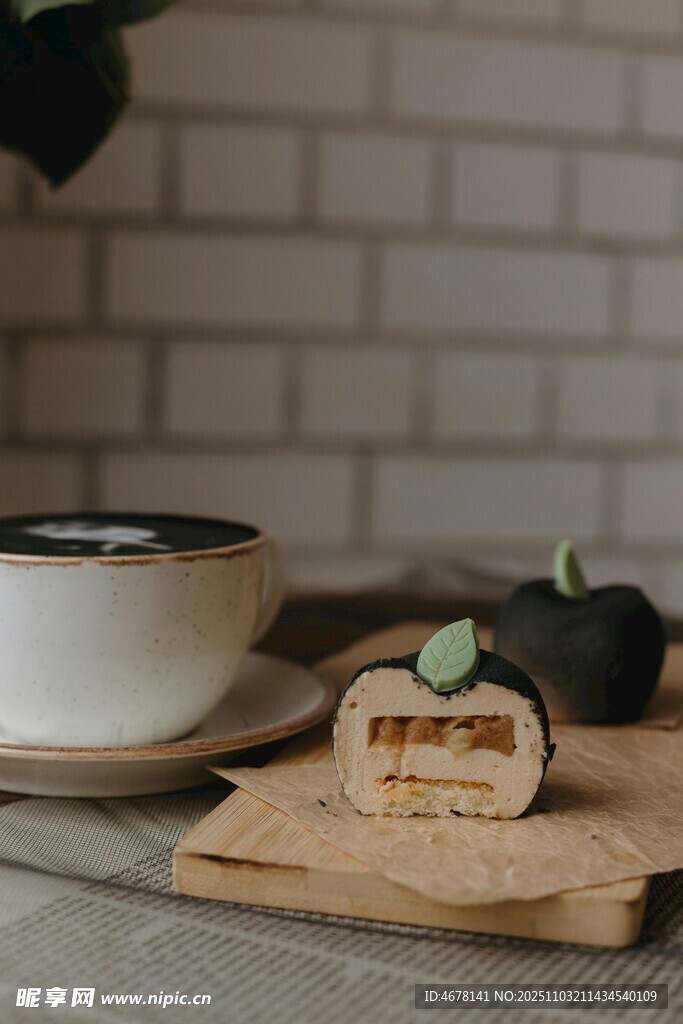 木质杯垫与绿植装饰摆件