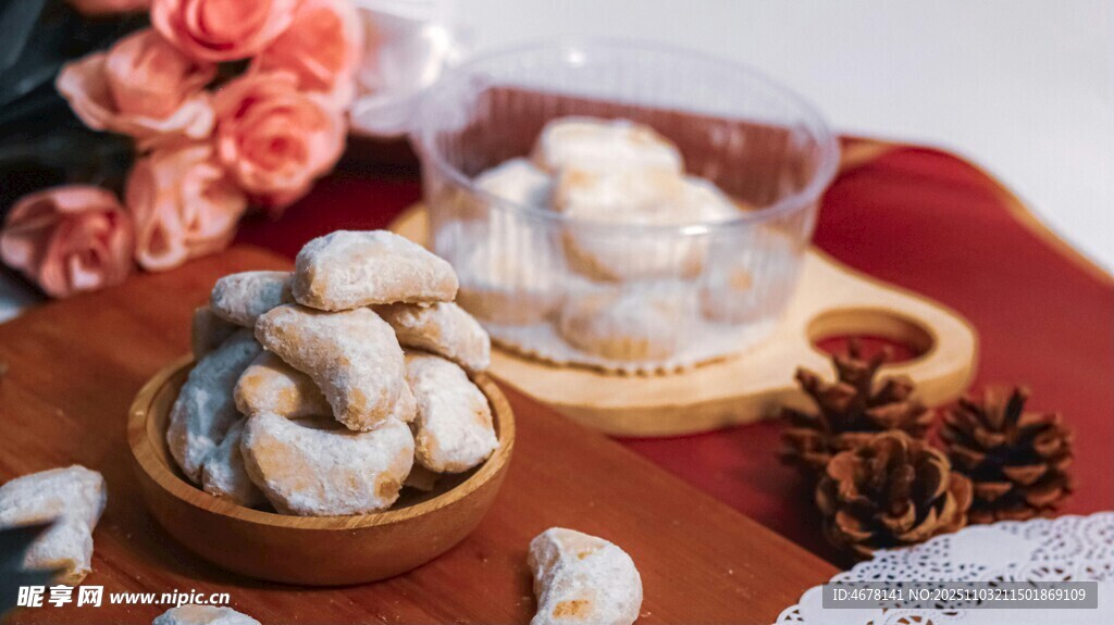 传统糕点与装饰摆件组合