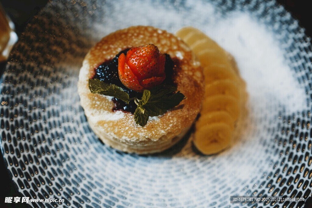 精致草莓松饼配柠檬片