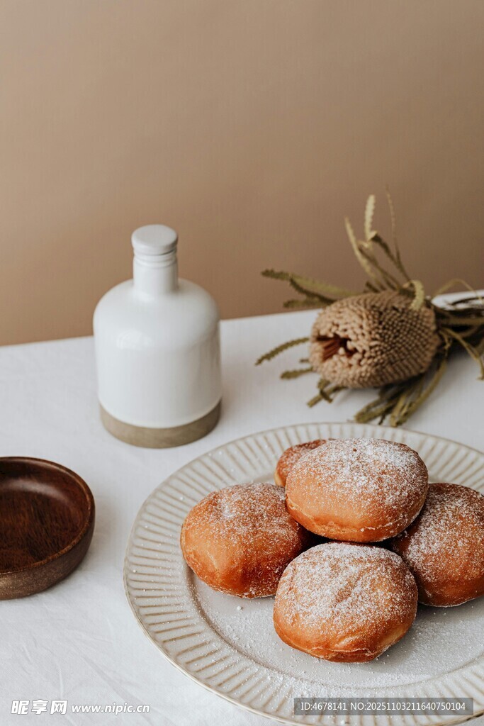 精致摆盘的美味撒粉糕点