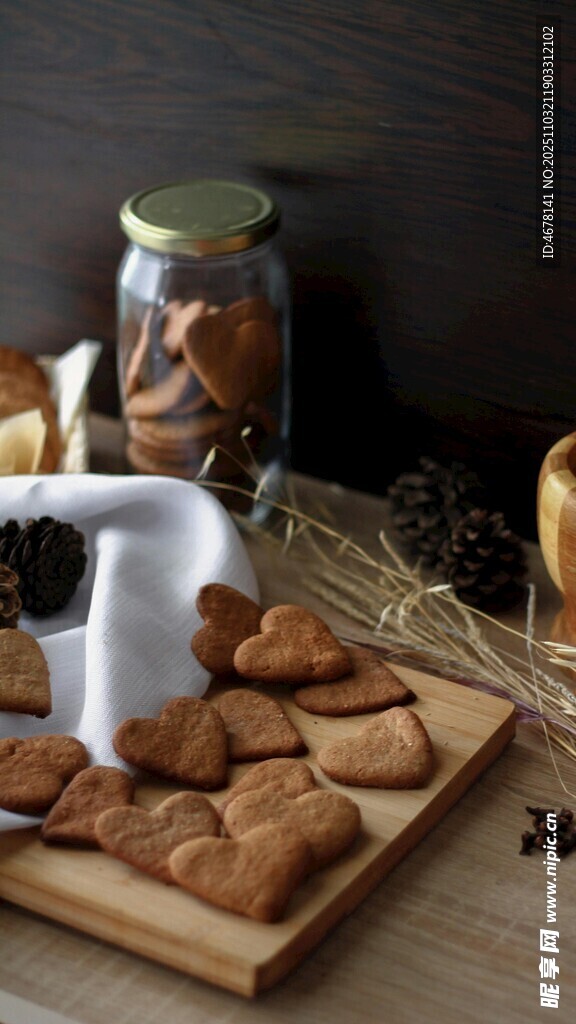 美味饼干与饮品的温馨组合