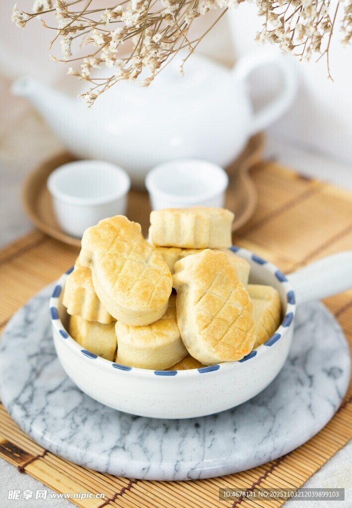 美味小点心摆放在精致盘中