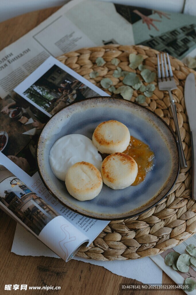 精致点心搭配杂志与餐具