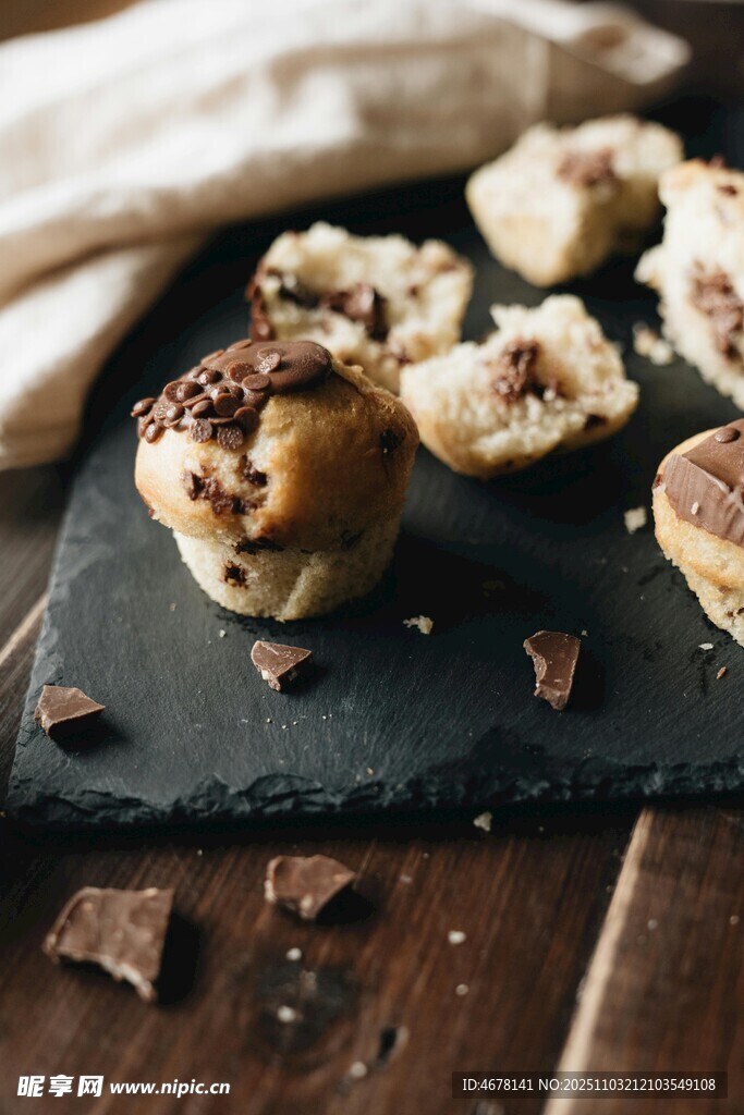 美味巧克力松饼待品尝