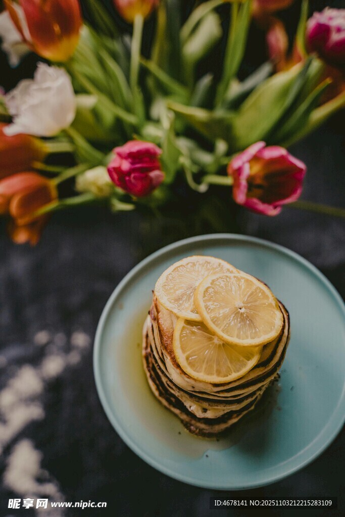 美味煎饼配多彩鲜花点缀