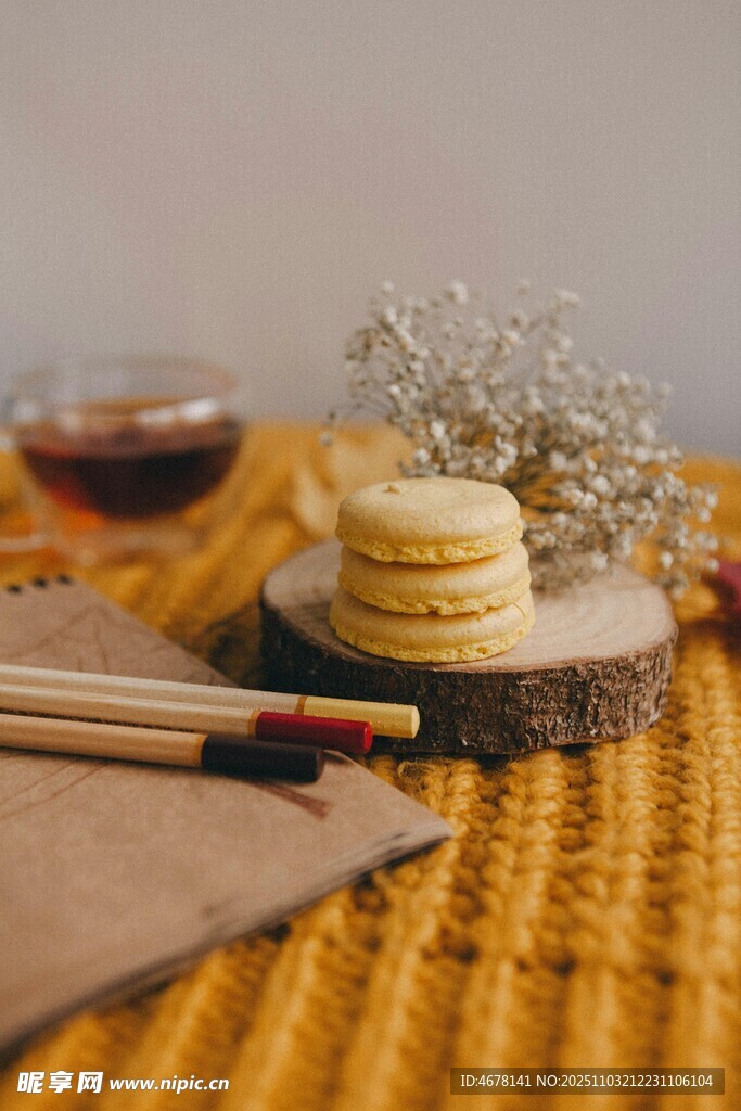 中式糕点与茶具的雅致组合