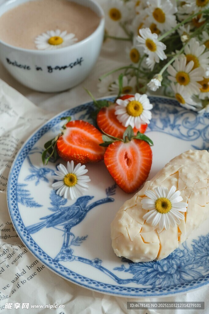 蓝白瓷盘上的清新早餐