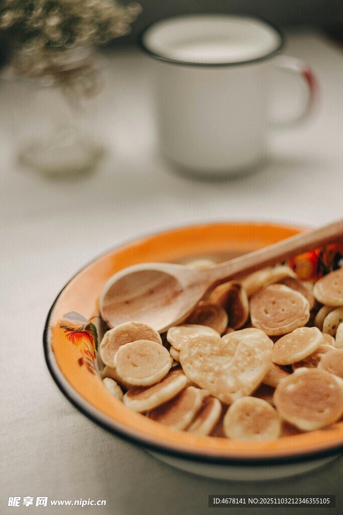 美味饼干摆放在多彩盘中