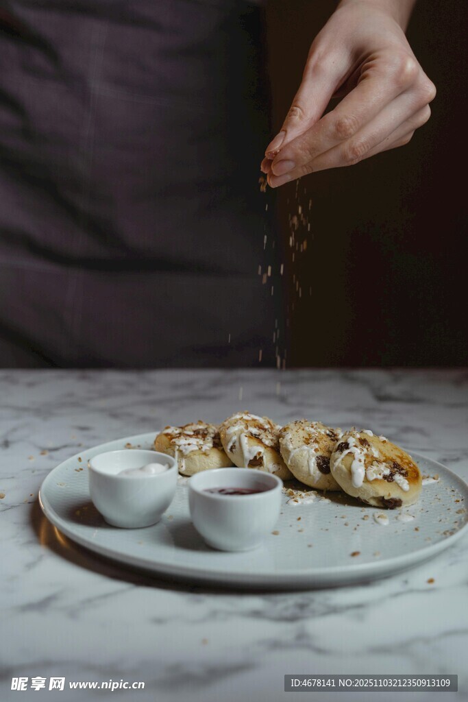 厨师摆盘撒料精致小点心