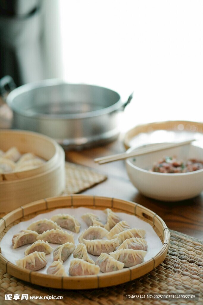 中式餐桌上的多样美食