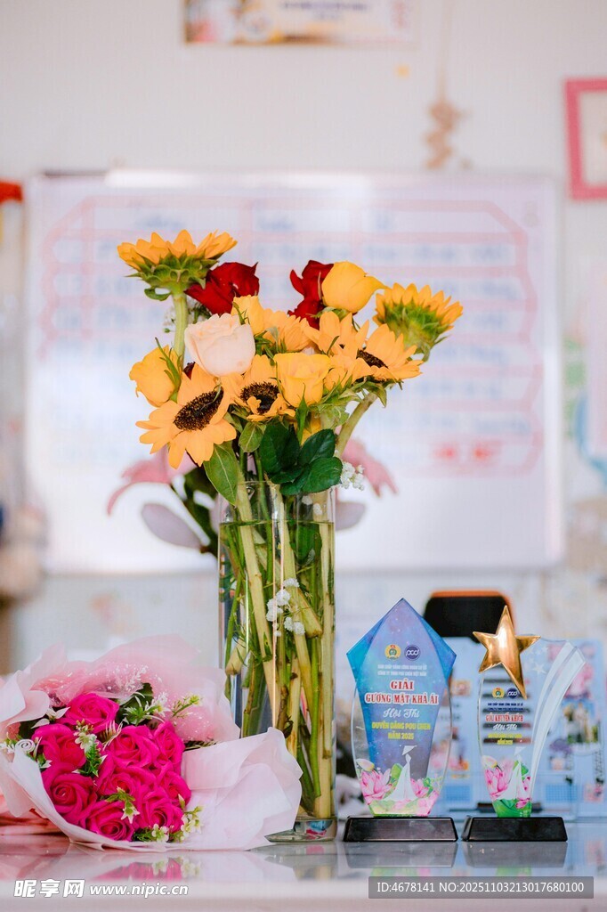 花瓶中的多彩鲜花